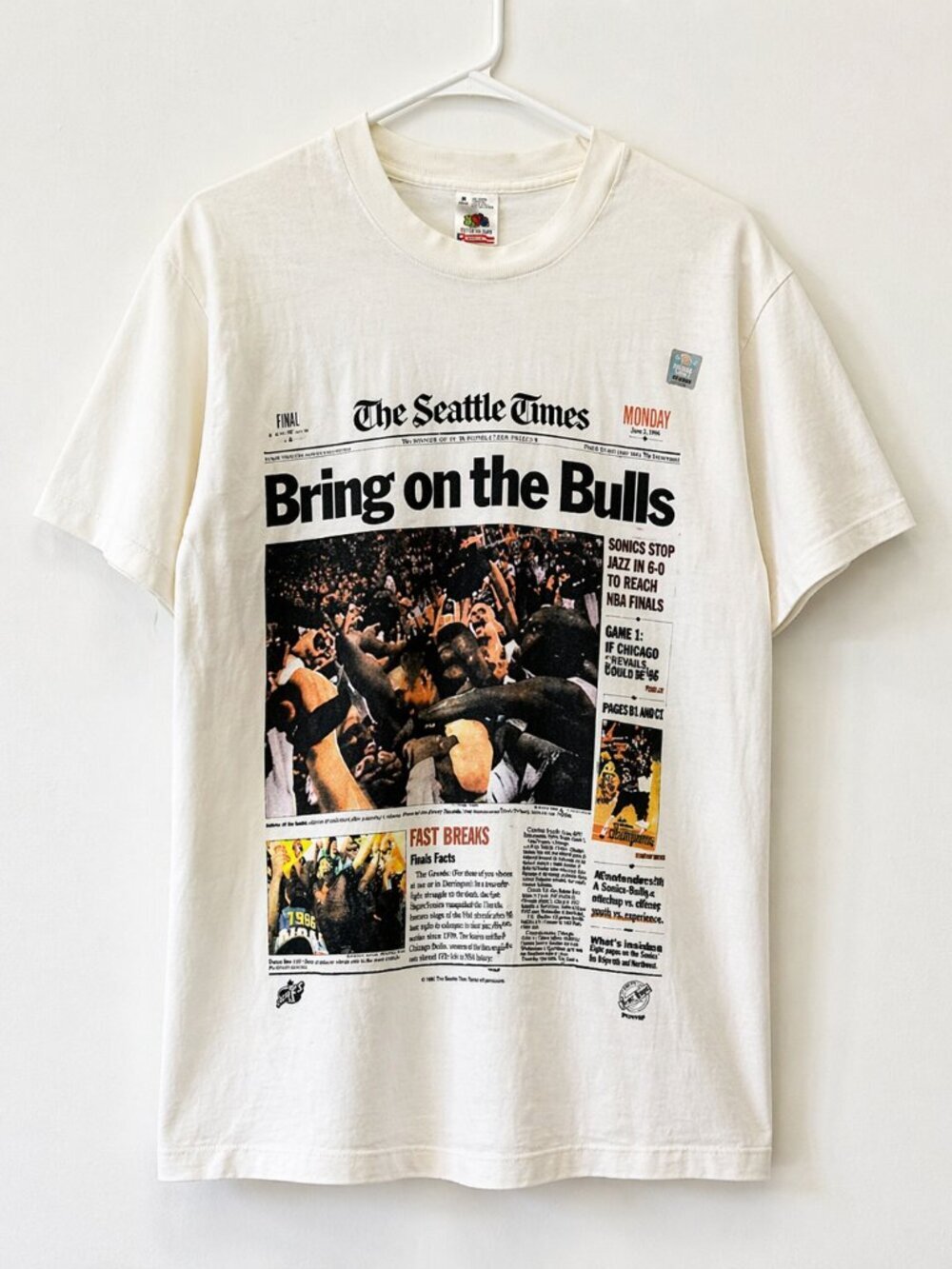 Seattle Times “Bring on the Bulls” 1996 NBA Finals Graphic T-Shirt Size Medium